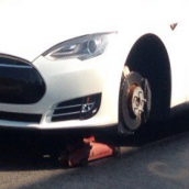 Спорткар Tesla стоит без колеса и присмотра в Писочине