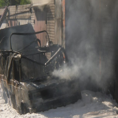 В Харькове сгорел гараж и автомобиль в нем