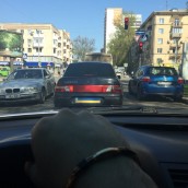 В Харькове ездит автомобиль с флагом Украины вместо номеров